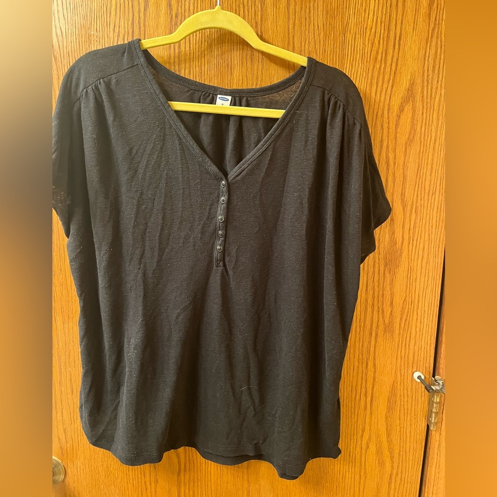 Old Navy size XL Linen/Polyester blend, button v-neck top. Like new!
$10